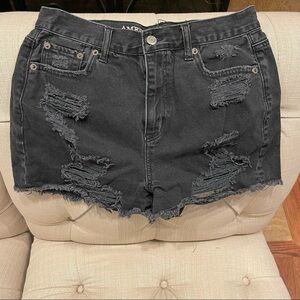 AO: American Eagle Black High-Waist Distressed Short Size 4